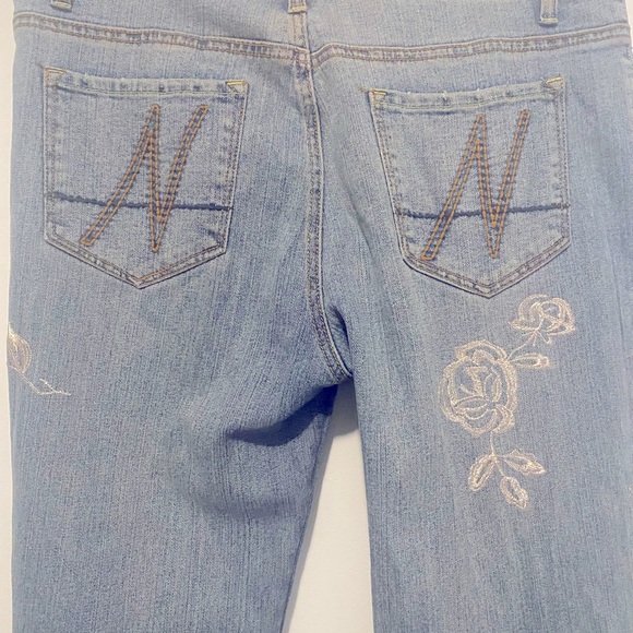 NWOT Trendy flower appliquéd jeans - Picture 4 of 8